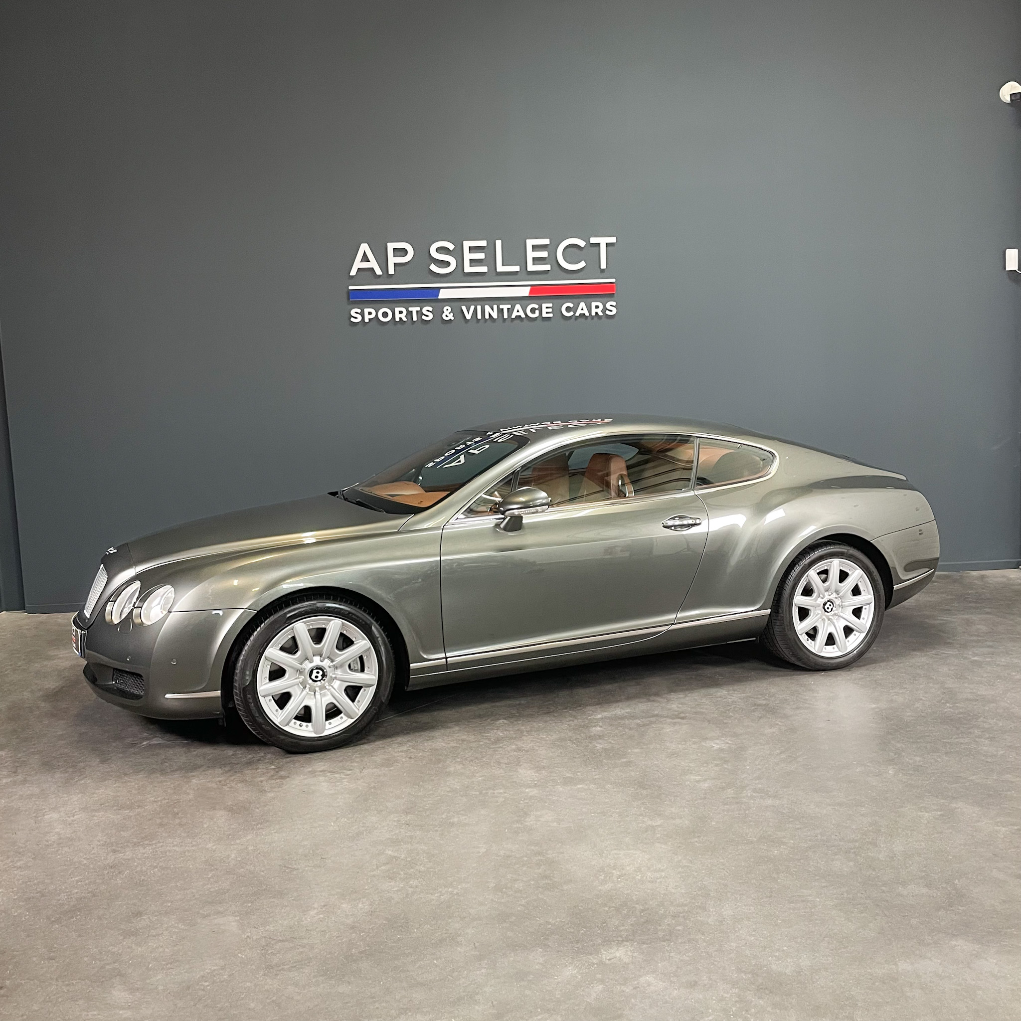 Photographie d'une BENTLEY Continental GT vue de trois quarts face dans les locaux d'AP SELECT